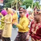WhatsApp Image 2025-10-26 at 10.09.21 Wali Kota Pontianak Edi Rusdi Kamtono ikut berbaur menari jepin bersama warga.