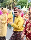 WhatsApp Image 2025-10-26 at 10.09.21 Wali Kota Pontianak Edi Rusdi Kamtono ikut berbaur menari jepin bersama warga.