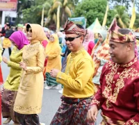 WhatsApp Image 2025-10-26 at 10.09.21 Wali Kota Pontianak Edi Rusdi Kamtono ikut berbaur menari jepin bersama warga.