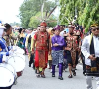 WhatsApp Image 2025-10-26 at 10.48.38 Wakil Wali Kota Pontianak Bahasan berbaur bersama peserta Karnaval Khatulistiwa dengan berjalan kaki di kawasan Car Free Day.