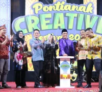 WhatsApp Image 2025-10-27 at 06.14.21 Wakil Wali Kota Pontianak Bahasan membuka Pontianak Creative Festival 2025 di Jalan Diponegoro.