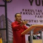 WhatsApp Image 2025-10-27 at 07.34.30 Krisantus Kurniawan memberikan sambutan di depan mahasiswa Universitas Widya Dharma Pontianak