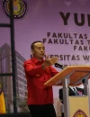 WhatsApp Image 2025-10-27 at 07.34.30 Krisantus Kurniawan memberikan sambutan di depan mahasiswa Universitas Widya Dharma Pontianak