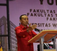 Krisantus Kurniawan memberikan sambutan di depan mahasiswa Universitas Widya Dharma Pontianak