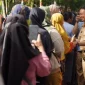 WhatsApp Image 2025-10-27 at 10.44.21 Wali Kota Pontianak Edi Rusdi Kamtono menyapa warga yang tengah mengantre untuk membeli paket sembako murah di Operasi Pasar Murah yang digelar di Kecamatan Pontianak Timur.