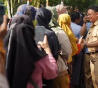 Wali Kota Pontianak Edi Rusdi Kamtono menyapa warga yang tengah mengantre untuk membeli paket sembako murah di Operasi Pasar Murah yang digelar di Kecamatan Pontianak Timur.