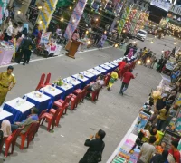 Suasana Pusat Kuliner Malam di Pasar Tengah menjadi destinasi baru bagi penikmat kuliner.