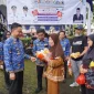 WhatsApp Image 2025-10-28 at 12.48.27 Wali Kota Pontianak Edi Rusdi Kamtono menyapa warga yang tengah berbelanja di Operasi Pasar Murah di halaman Kantor Camat Pontianak Barat.