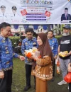 WhatsApp Image 2025-10-28 at 12.48.27 Wali Kota Pontianak Edi Rusdi Kamtono menyapa warga yang tengah berbelanja di Operasi Pasar Murah di halaman Kantor Camat Pontianak Barat.