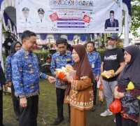 Wali Kota Pontianak Edi Rusdi Kamtono menyapa warga yang tengah berbelanja di Operasi Pasar Murah di halaman Kantor Camat Pontianak Barat.