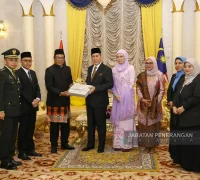 Konsul Jenderal RI Abdullah Zulkifli bersama Yang di-Pertua Negeri Sarawak, Tun Dr Wan Junaidi Tuanku Jaafar, di Astana Negeri Kuching.