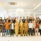 WhatsApp Image 2025-10-28 at 18.43.45 Windy Prihastari berfoto bersama peserta kegiatan “Oktober Barista” yang digelar Disporapar Kalimantan Barat.