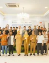 WhatsApp Image 2025-10-28 at 18.43.45 Windy Prihastari berfoto bersama peserta kegiatan “Oktober Barista” yang digelar Disporapar Kalimantan Barat.