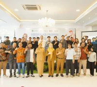 Windy Prihastari berfoto bersama peserta kegiatan “Oktober Barista” yang digelar Disporapar Kalimantan Barat.
