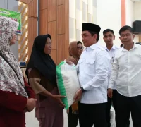 Wakil Wali Kota Pontianak Bahasan menyerahkan secara simbolis bantuan cadangan pangan beras kepada warga penerima manfaat di wilayah Kecamatan Pontianak Utara dan Timur.