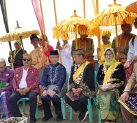 Raja Tayan ke XIV Penambahan Anom Pakunegara Gusti Yusri S.H. mendampingi Gubernur Ria Norsan dalam pembukaan Festival Budaya Pakunegara Tayan