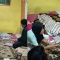 Orang tua korban berduka di samping jenazah anaknya yang tewas tenggelam di Desa Sungai Rengas, Kecamatan Sungai Kakap, Kabupaten Kubu Raya.