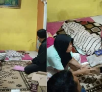 Orang tua korban berduka di samping jenazah anaknya yang tewas tenggelam di Desa Sungai Rengas, Kecamatan Sungai Kakap, Kabupaten Kubu Raya.