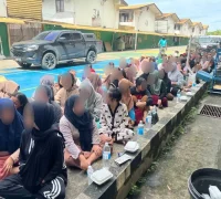 Petugas Imigrasi Sarawak mengamankan warga Indonesia dalam operasi Ops Sapu di Bintulu.