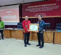 PRESTASI - Sekretaris BAPPERIDA Pontianak, Syamsul Akbar mewakili Pemkot Pontianak menerima penghargaan Terbaik I dalam pengelolaan keuangan daerah se Kalbar untuk kategori kota berkapasitas fiskal tinggi dari Gubernur Kalbar, Kamis (30/10/2025).