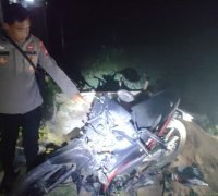 Kondisi sepeda motor Honda Revo setelah kecelakaan maut dengan truk trailer di Jalan Raya Primer, Desa Sungai Itik, Kecamatan Sungai Kakap, Kubu Raya, Rabu malam (29/10/2025).