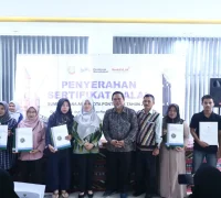 Penyerahan sertifikat halal bantuan dari Pemkot Pontianak untuk UMKM.