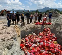 Personel Polres Bengkayang bersama instansi terkait memusnahkan 334 kotak wortel dan 12 karung kentang ilegal asal Malaysia di Kelurahan Sebalo, Kecamatan Bengkayang, Kamis (30/10/2025).