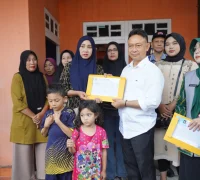 Wali Kota Pontianak Edi Rusdi Kamtono menyerahkan sejumlah bantuan bagi korban kebakaran.