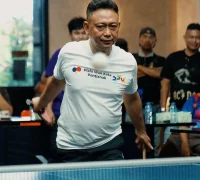 Wali Kota Pontianak Edi Kamtono saat bertanding tenis meja melawan Wakil Wali Kota Bahasan pada Kejuaraan Tenis Meja Piala Wali Kota 2025.