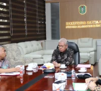 Sekda Kalbar Harisson saat mengikuti rapat koordinasi percepatan pembangunan Koperasi Desa Merah Putih secara virtual di Kantor Gubernur Kalbar.