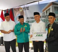 Wali Kota Pontianak Edi Rusdi Kamtono menyerahkan secara simbolis Izin Persetujuan Bangunan Gedung (PBG) Sekretariat DPD LDII Kota Pontianak.