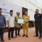 Wali Kota Pontianak Edi Rusdi Kamtono menyerahkan bantuan transportasi secara simbolis kepada petugas fardhu kifayah.