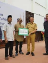 Wali Kota Pontianak Edi Rusdi Kamtono menyerahkan bantuan transportasi secara simbolis kepada petugas fardhu kifayah.
