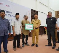 Wali Kota Pontianak Edi Rusdi Kamtono menyerahkan bantuan transportasi secara simbolis kepada petugas fardhu kifayah.