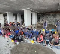 Petugas Imigrasi Sarawak mengamankan pekerja konstruksi asal Indonesia dalam Operasi Mahir di Kuching.