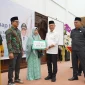 Wali Kota Pontianak Edi Rusdi Kamtono menyerahkan secara simbolis bantuan operasional bagi Guru Ngaji Tradisional se-Kota Pontianak.