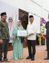 Wali Kota Pontianak Edi Rusdi Kamtono menyerahkan secara simbolis bantuan operasional bagi Guru Ngaji Tradisional se-Kota Pontianak.