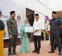 Wali Kota Pontianak Edi Rusdi Kamtono menyerahkan secara simbolis bantuan operasional bagi Guru Ngaji Tradisional se-Kota Pontianak.