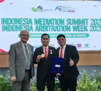 Tegguh Yuliarto (tengah) bersama Presiden DSI Sabela Gayo (kiri) saat menerima penghargaan IADR Awards 2025 di Bali.