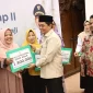 Wakil Wali Kota Pontianak Bahasan menyerahkan secara simbolis bantuan operasional bagi guru ngaji tradisional.
