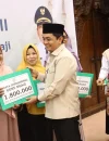Wakil Wali Kota Pontianak Bahasan menyerahkan secara simbolis bantuan operasional bagi guru ngaji tradisional.