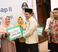 Wakil Wali Kota Pontianak Bahasan menyerahkan secara simbolis bantuan operasional bagi guru ngaji tradisional.