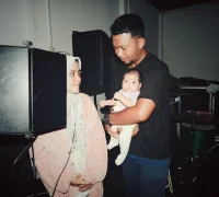 Duo musisi asal Pontianak, Manjakani, memperkenalkan album kedua mereka dalam sesi dengar bersama media di Toko Kami, Pontianak, Selasa (4/11/2025). Album ini sepenuhnya diproduksi di Pontianak dan akan dirilis resmi pada 7 November 2025.