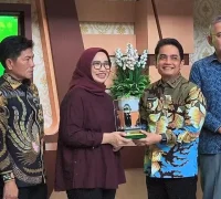 Wakil Wali Kota Pontianak Bahasan menyerahkan cenderamata kepada Wakil Ketua Komisi IX DPR RI Nihayatul Wafiroh saat kunjungan kerja ke RSUD Sultan Syarif Mohamad Alkadrie Kota Pontianak.