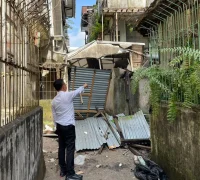Wali Kota Pontianak Edi Rusdi Kamtono meninjau lokasi dua bangunan ruko yang ambruk di Jalan Indragiri Barat akibat dugaan pencurian material bangunan.