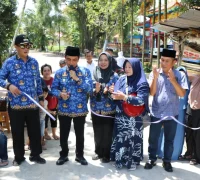 Wakil Wali Kota Pontianak Bahasan meresmikan jembatan yang dibangun disaksikan warga sekitar.