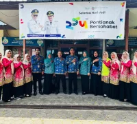 Kader Posyandu Ananda Kelurahan Paritmayor Kecamatan Pontianak Timur berfoto bersama Camat Pontianak Timur.