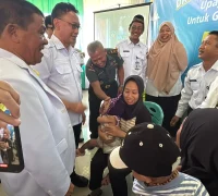 Wali Kota Pontianak Edi Rusdi Kamtono berbincang dengan orang tua balita saat peluncuran program Imunisasi Kejar Japanese Encephalitis (JE) di Pontianak Barat, Rabu (12/11/2025).