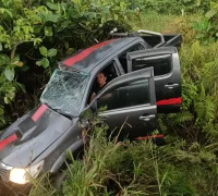 Mobil double cabin ringsek pasca tabrakan maut dengan truk trailer di jalan Bintulu-Miri, Sarawak, yang menewaskan seorang warga Indonesia.