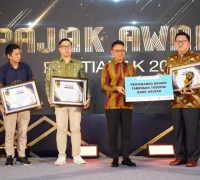 Wali Kota Pontianak Edi Rusdi Kamtono menyerahkan piagam penghargaan Pajak Award 2025 kepada pelaku usaha yang patuh membayar pajak daerah.